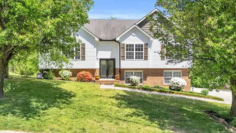2212 N Fork Dr, Soddy Daisy, TN 37379