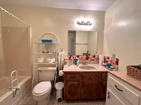 Bath - 2115 Mockingbird Ln #D, Springfield, TN 37172 photo 1 of 1