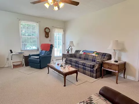 Living - 2115 Mockingbird Ln #D, Springfield, TN 37172 photo 1 of 2
