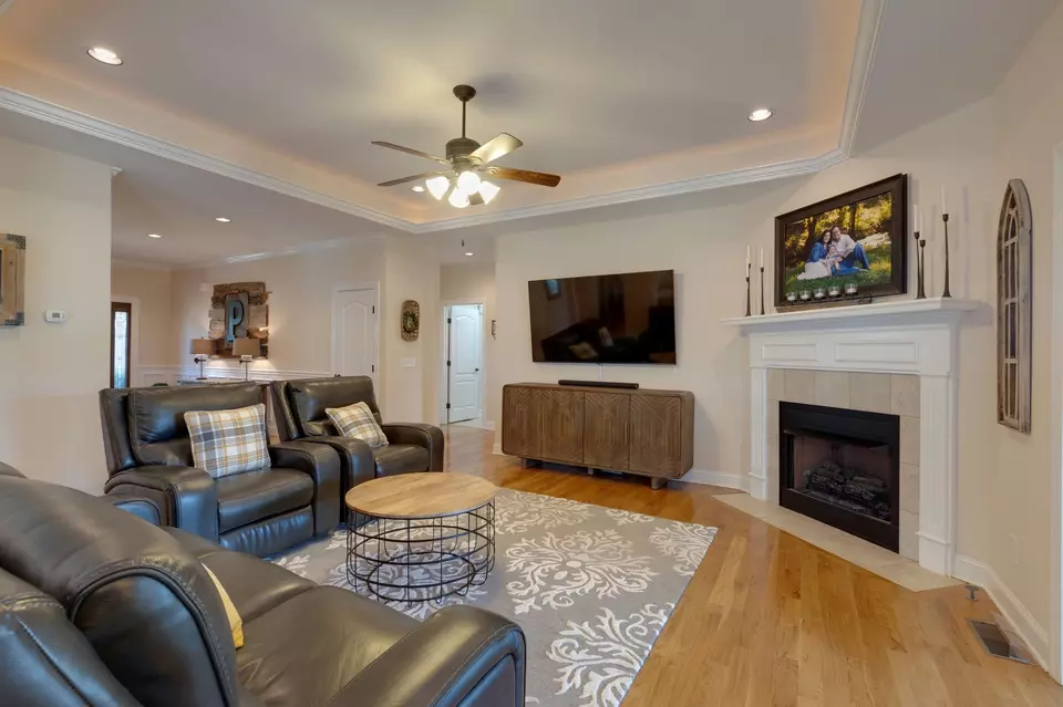 Living - 3715 Petty Ln, Columbia, TN 38401 photo 2 of 3