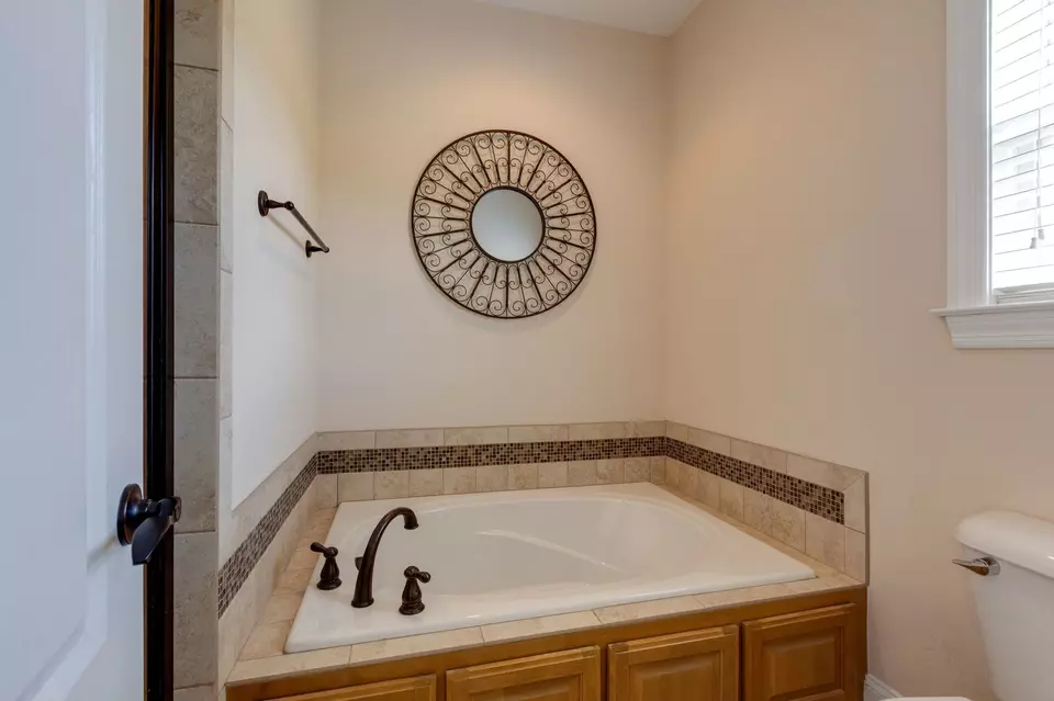 Bath - 3715 Petty Ln, Columbia, TN 38401 photo 2 of 5