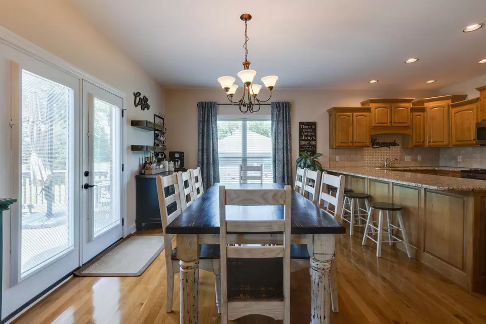 Dining - 3715 Petty Ln, Columbia, TN 38401 photo 2 of 4