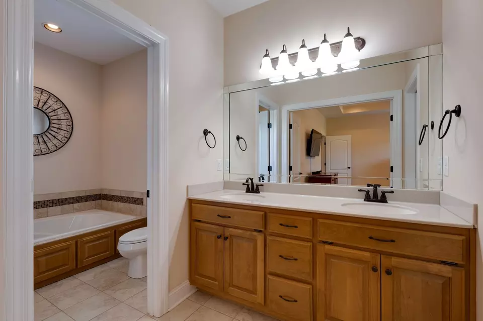 Bath - 3715 Petty Ln, Columbia, TN 38401 photo 3 of 5