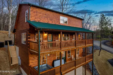 805 String Run Way, Pigeon Forge, TN 37863
