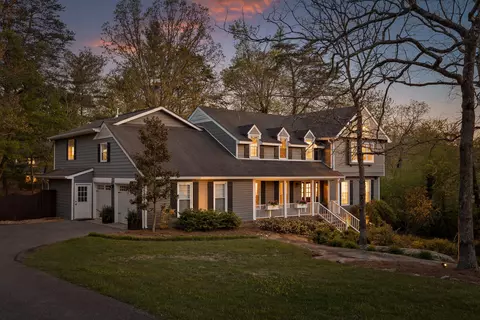 18 Whispering Pines Dr, Signal Mountain, TN 37377