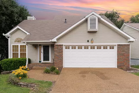 109 Oak Leaf Dr, Hendersonville, TN 37075