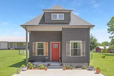 516 Main St, Burns, TN 37029