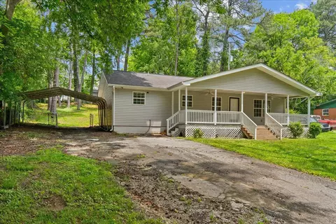 724 Shelly Ln, Rossville, GA 30741