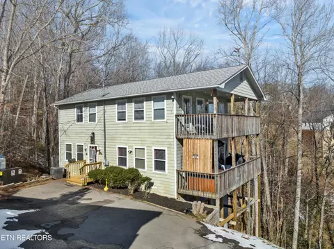 1318 Big Oak Ct, Gatlinburg, TN 37738