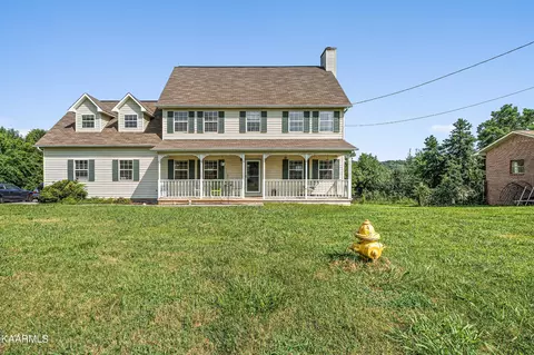 1120 Cattlemans Dr, Lenoir City, TN 37772
