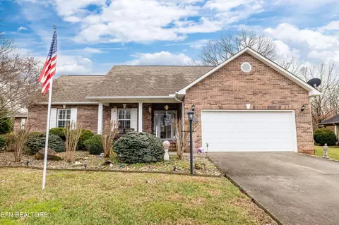 1808 Crazy Horse Dr, Maryville, TN 37801
