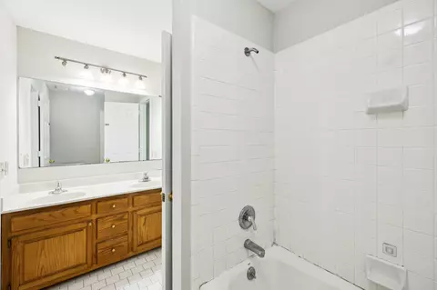 Bath - 3031 Hartford Dr, Murfreesboro, TN 37129 photo 2 of 7
