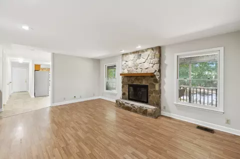 Living - 3031 Hartford Dr, Murfreesboro, TN 37129 photo 4 of 7