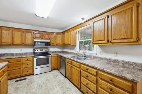 Kitchen - 3031 Hartford Dr, Murfreesboro, TN 37129 photo 2 of 5