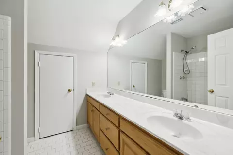 Bath - 3031 Hartford Dr, Murfreesboro, TN 37129 photo 5 of 7