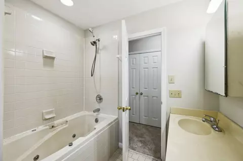 Bath - 3031 Hartford Dr, Murfreesboro, TN 37129 photo 4 of 7