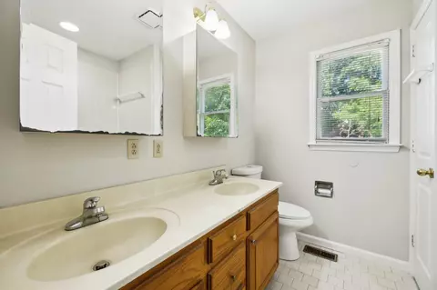 Bath - 3031 Hartford Dr, Murfreesboro, TN 37129 photo 3 of 7