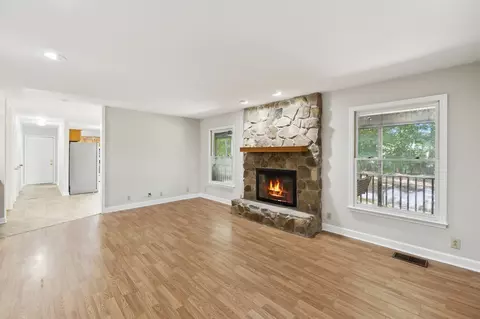 Living - 3031 Hartford Dr, Murfreesboro, TN 37129 photo 5 of 7