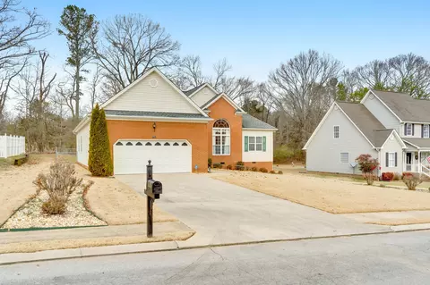 7782 Prince Dr, Ooltewah, TN 37363