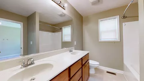 Bath - 100 Hickory Pointe, Dickson, TN 37055 photo 1 of 2