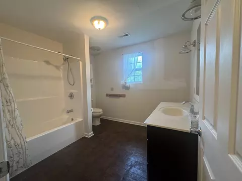 Bath - 2207 Wolfe Rd, White Bluff, TN 37187 photo 2 of 5