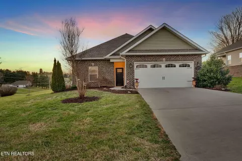 5003 Vista Ct, Piney Flats, TN 37686