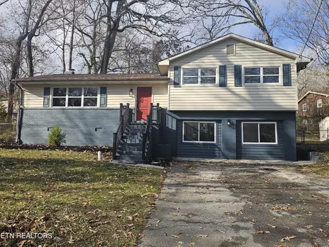 111 E Irving Ln, Oak Ridge, TN 37830