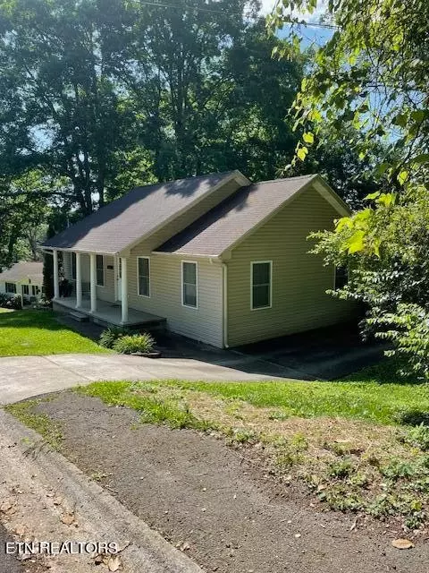421 Delaware Ave, Oak Ridge, TN 37830