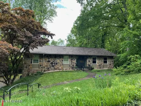 12 Montclair Rd, Oak Ridge, TN 37830