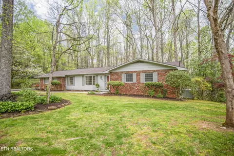 1023 W Outer Dr, Oak Ridge, TN 37830