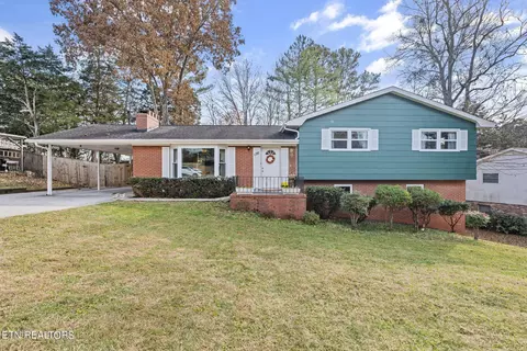 120 Cumberland View Dr, Oak Ridge, TN 37830