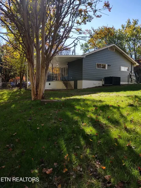708 W Outer Dr, Oak Ridge, TN 37830