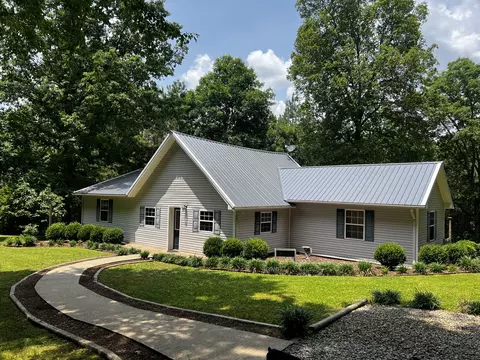 25 W Adkins Ln, Lawrenceburg, TN 38464
