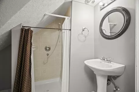 Bath - 400 Connell St, Springfield, TN 37172 photo 2 of 2
