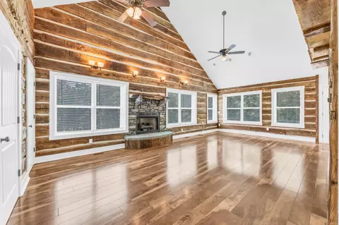Living - 4510 Akin Rd, Cunningham, TN 37052 photo 3 of 8