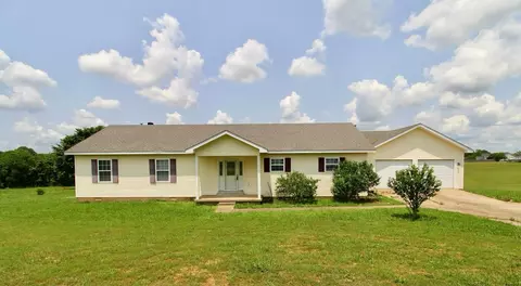 212 Southern Downs Dr, Lexington, TN 38351