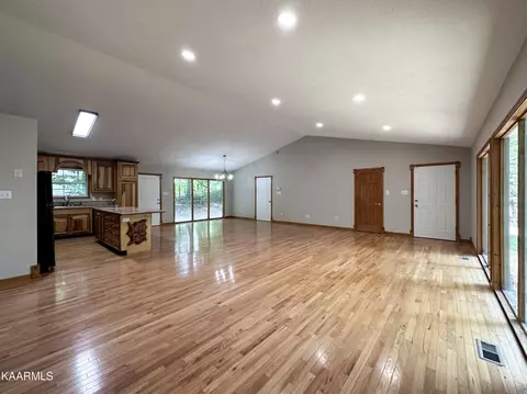 401 Den Ln, Heiskell, TN 37754 photo 12