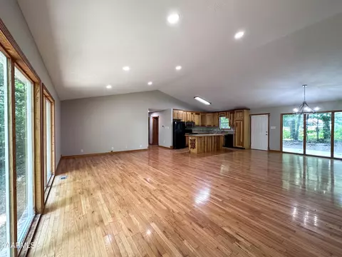 401 Den Ln, Heiskell, TN 37754 photo 10