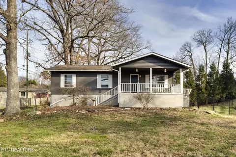 8202 Westland Dr, Knoxville, TN 37919