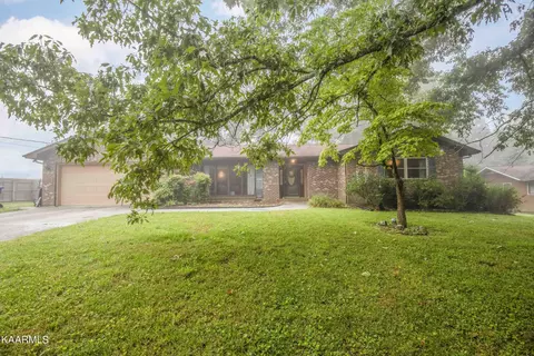 104 Oakwood Dr, Clinton, TN 37716