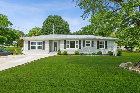 1118 N Walnut St, Westmoreland, TN 37186