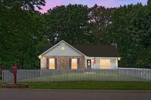 810 Burton Trl, Adams, TN 37010