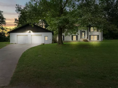216 Park Circle Dr W, Charlotte, TN 37036