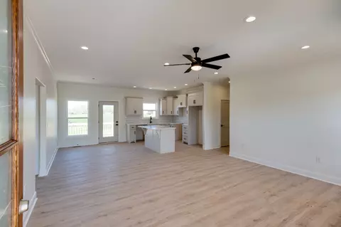 Living - 10 Henkle Dr, Loretto, TN 38469 photo 2 of 5