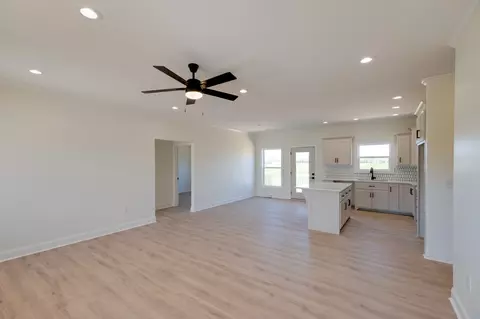 Living - 10 Henkle Dr, Loretto, TN 38469 photo 3 of 5