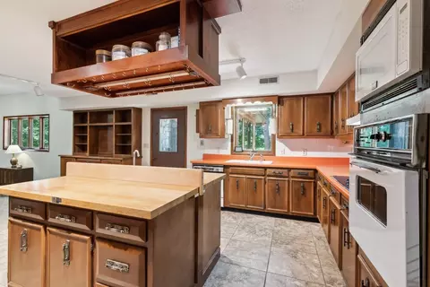 Kitchen - 481 Winding Path, Winchester, TN 37398 photo 3 of 3