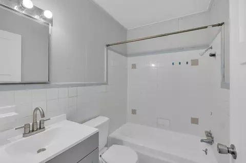 Bath - 123 S Sam Davis Ave, Pulaski, TN 38478 photo 3 of 4