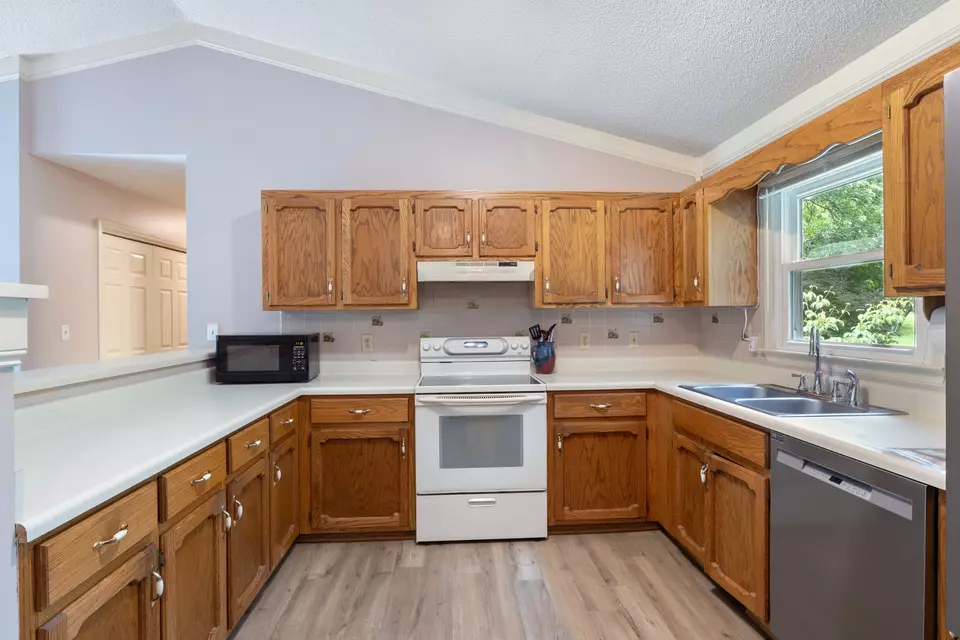 Kitchen - 4216 Pulaski Hwy, Culleoka, TN 38451 photo 3 of 3