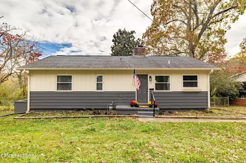 105 Cedar Ln, Oak Ridge, TN 37830