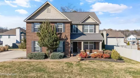 756 W Glenview Dr, Lenoir City, TN 37771